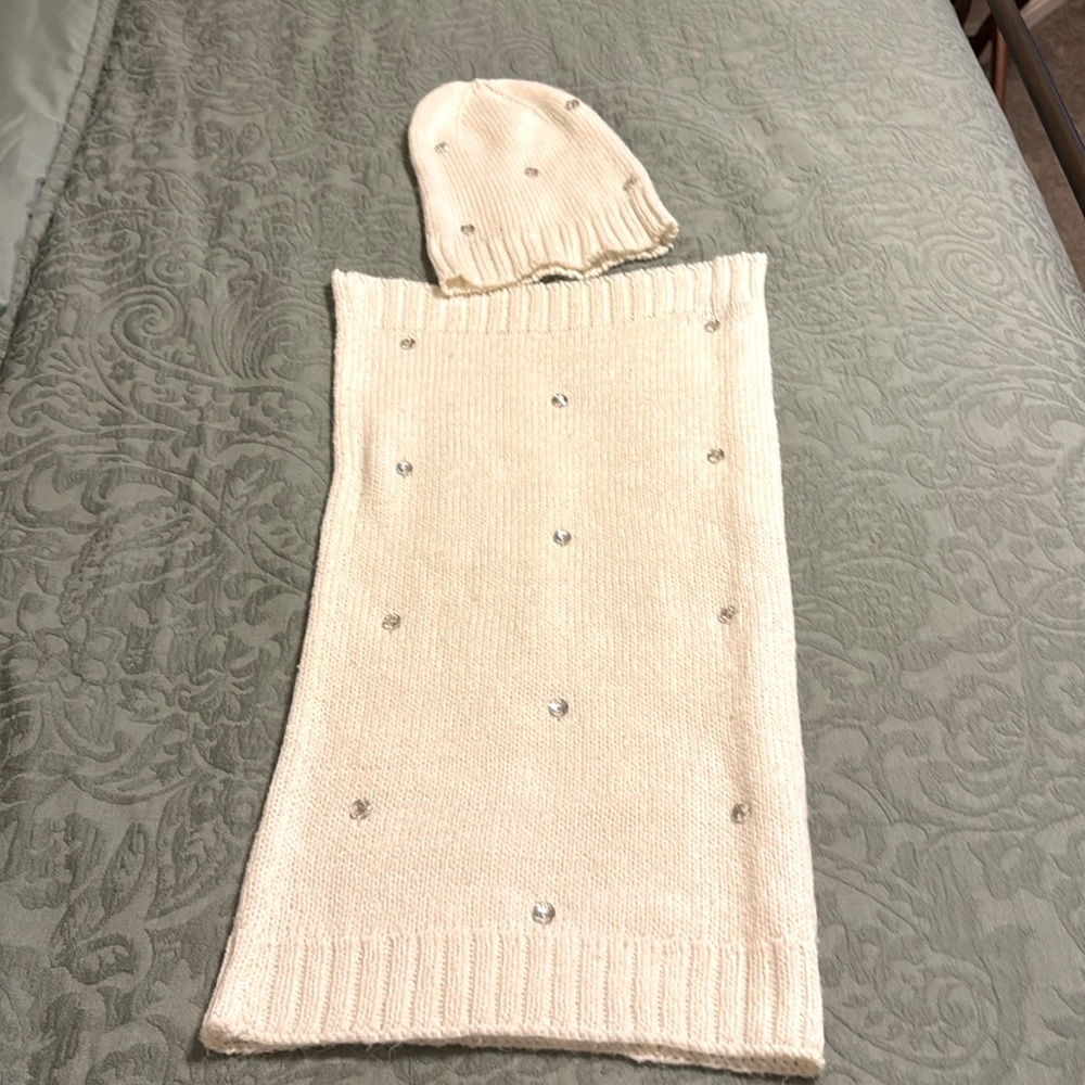 Victoria’s Secret Women’s Matching Two Piece Hat&Scarf
